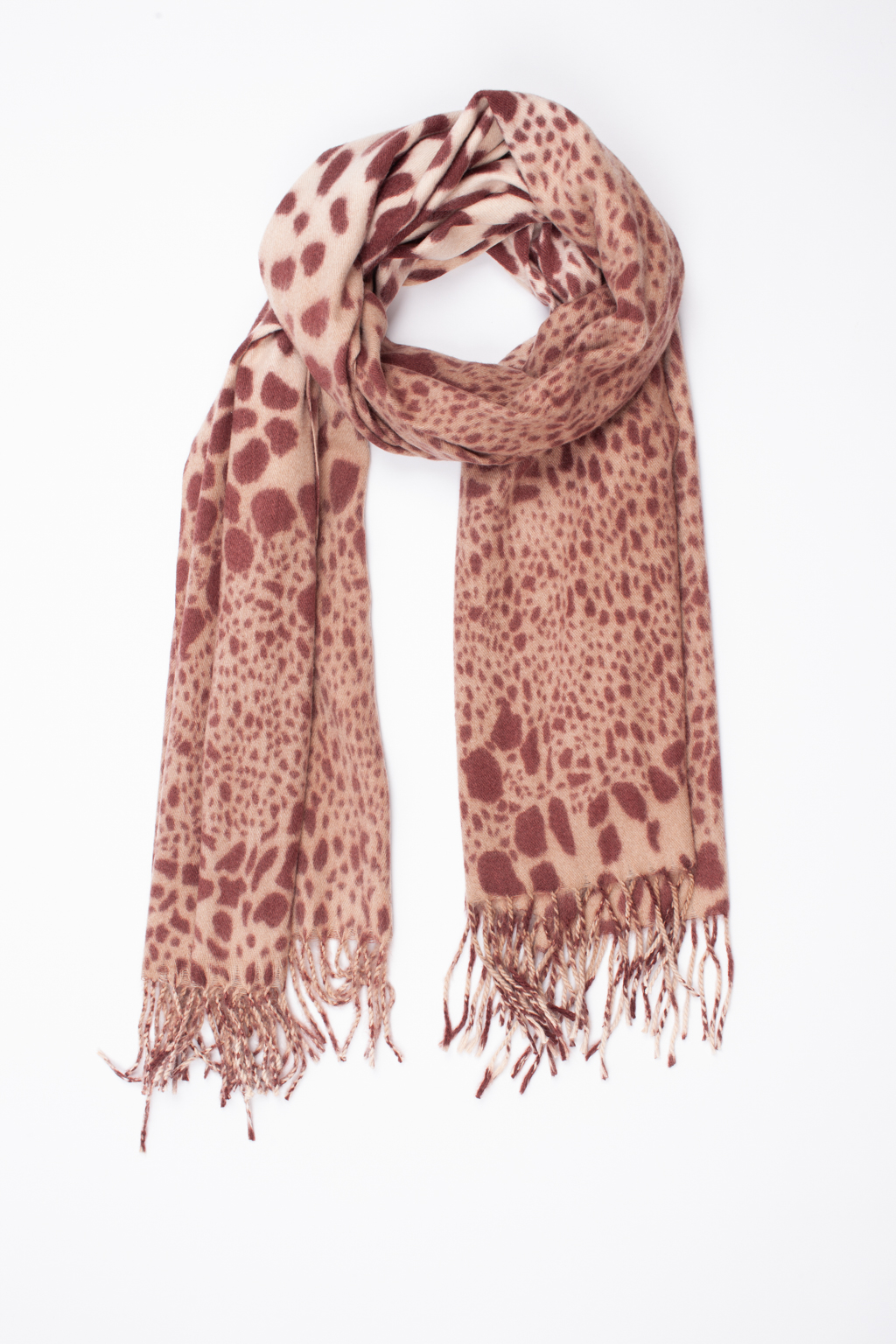 Шарф с анималистичным принтом изготовлен из практичной и приятной на ощупь 100 % вискозы. Изделие согреет в прохладную погоду, защитит от ветра голову и шею, с легкостью адаптируясь к различным комплектам для межсезонья.