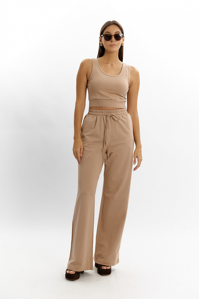 Брюки трикотажные на резинке.