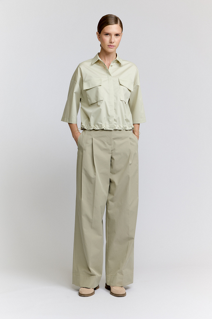 Укороченная рубашка с накладными карманами по груди. Низ на резинке. Рукав до локтя.