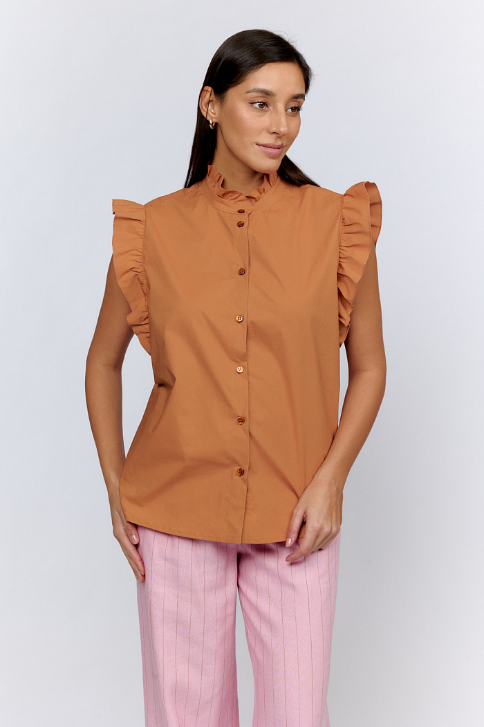 Блуза романтичная прямого силуэта с коротким рукавом с застежкой на пуговицах.Воротник стойка и рукава, с рюшами.