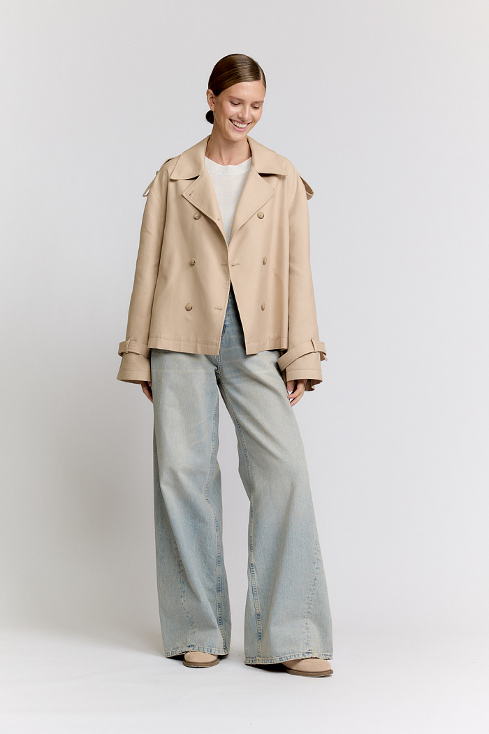 Куртка двубортная, укороченная силуэта трапеция.