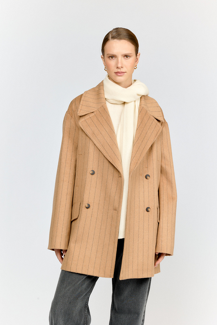 Полупальто - бушлат в актуальном городском стиле —  идеальный спутник в осеннем сезоне! Элегантное двубортное исполнение с английским воротником и укороченной длиной выше колен создаёт современный силуэт. Универсальный цвет кэмал и стильный дизайн позволяют создавать множество комбинаций, от строгих до расслабленных.