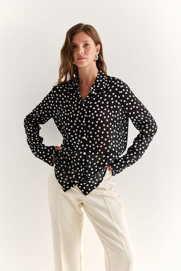 Классическая блуза в горох из 100% вискозы: лёгкость и ретро-шарм

Эта блуза сочетает в себе безупречный крой и игривый принт, придавая образу женственность и изысканность. Прямой силуэт, острый воротник и манжеты с пуговицами делают модель универсальной — как для офиса, так и для расслабленного городского образа.

Мягкая вискоза дарит комфорт, красиво драпируется и позволяет коже дышать, а узор в горох добавляет нотку винтажной элегантности.

Женственный акцент в вашем базовом гардеробе.