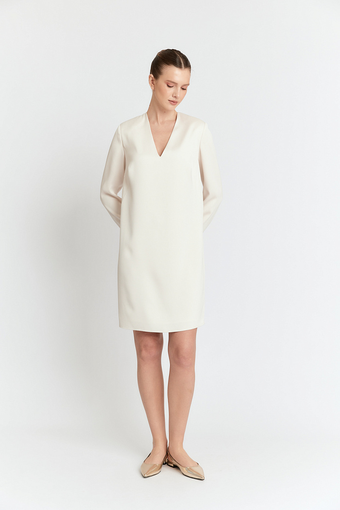 Платье прямого силуэта с V-образным вырезом горловины.