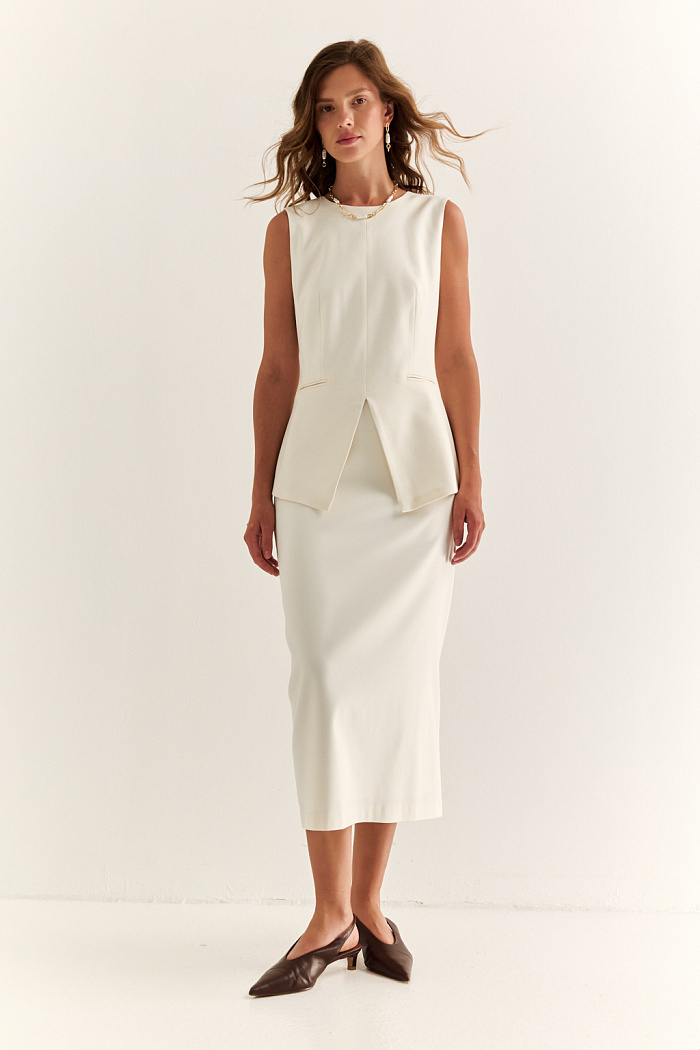 Жилет с акцентной талией: структура, которая вдохновляет

Жилет приталенного силуэта с удлинёнными линиями — элегантная альтернатива жакету в современном гардеробе. Вертикальные рельефы и чёткая посадка подчёркивают фигуру, визуально вытягивая силуэт.
Удлинённые углы полочек придают образу динамику, а отсутствие рукавов делает жилет универсальным элементом многослойных композиций. Идеален для деловых комплектов с брюками или юбками, а также в кэжуал-образах.

Форма, которая работает на стиль. Силуэт, который говорит за вас.