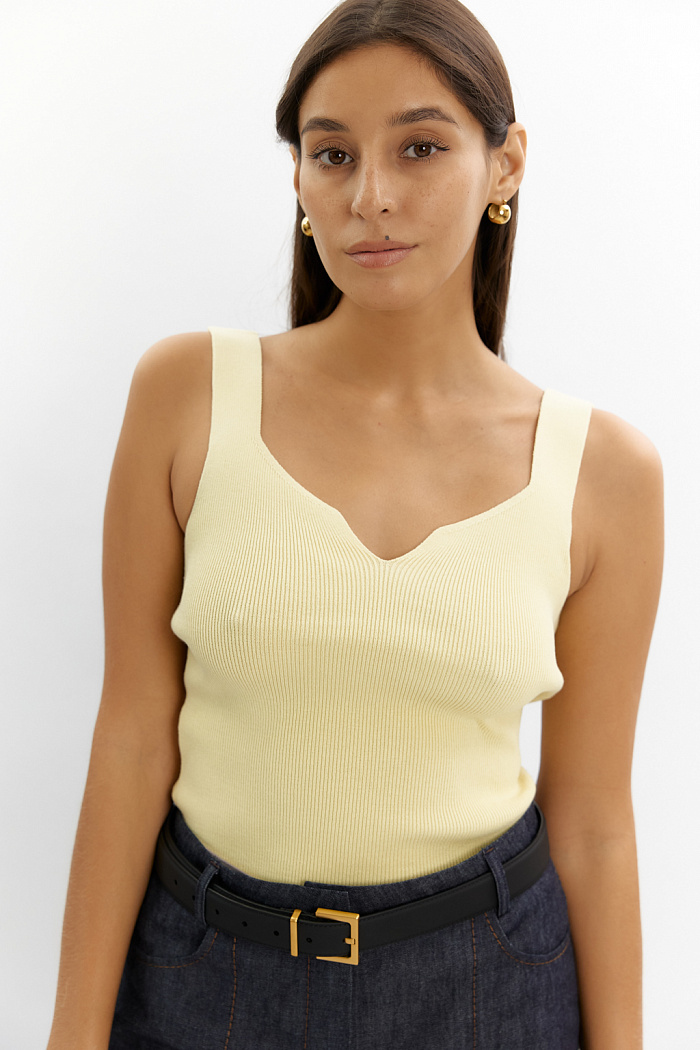 Трикотажный топ длиной до талии.