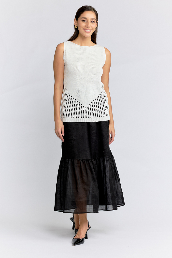 Майка вязаная с круглой горловиной прямого кроя.