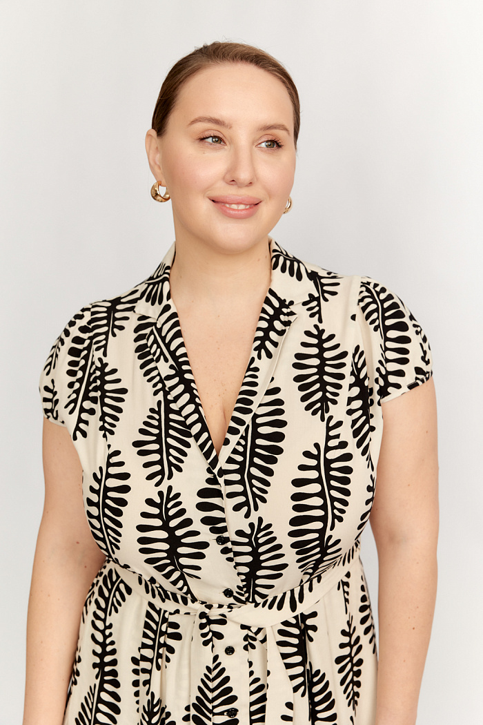 Платье длины миди. Юбка со складками, по полочке планка на пуговицах. Воротник отложной. Короткий рукавчик.