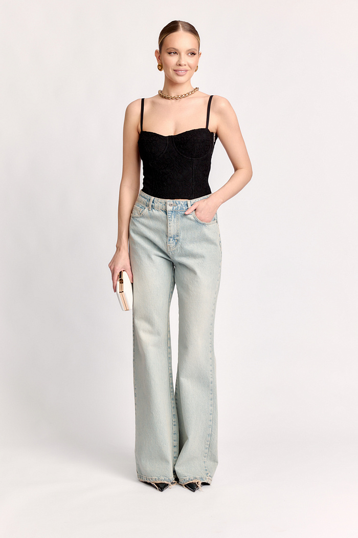 Корсетный топ на бретелях прилигающего силуэта. Сбоку молния.