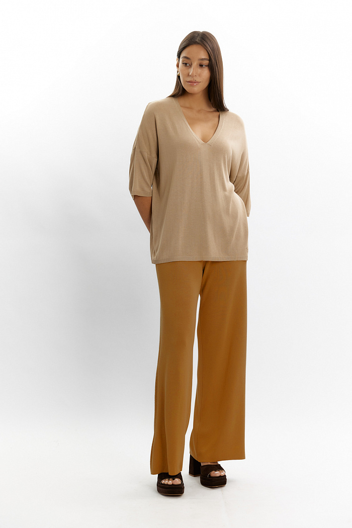 Брюки свободного кроя и резинкой на талии.