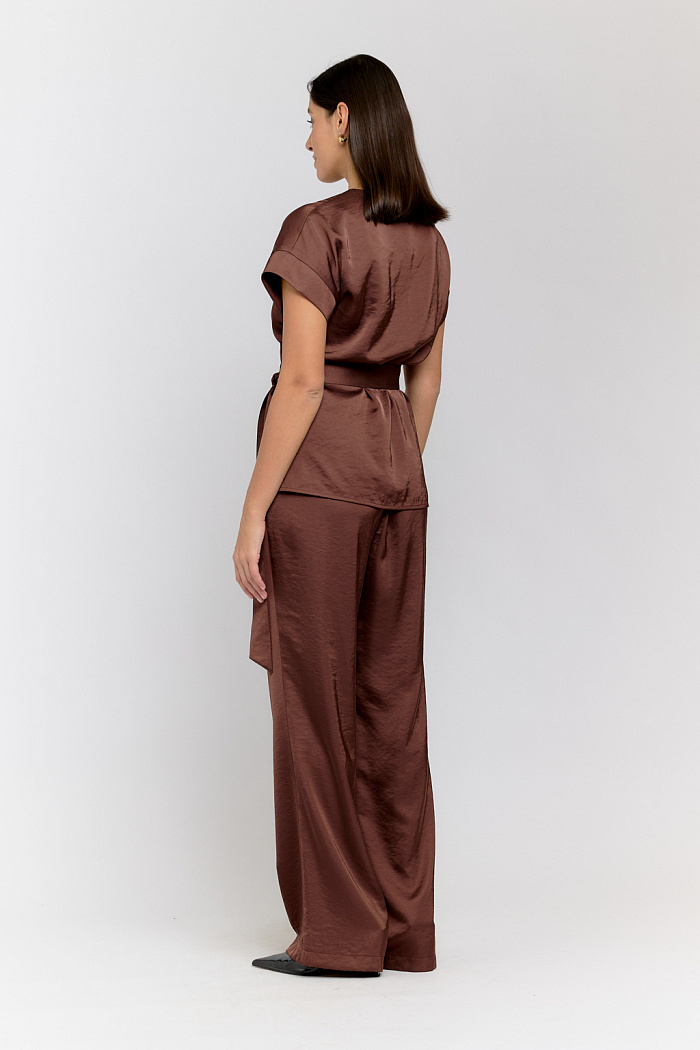 Брюки прямого свободного кроя на резинке.