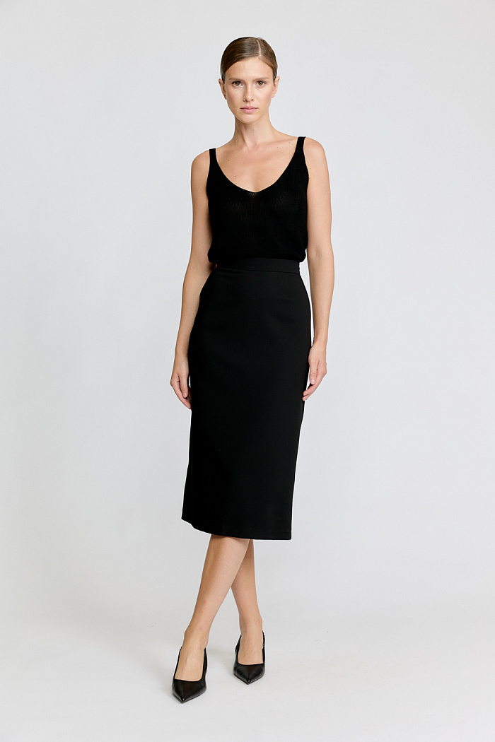 Зауженная юбка длиной ниже колен.