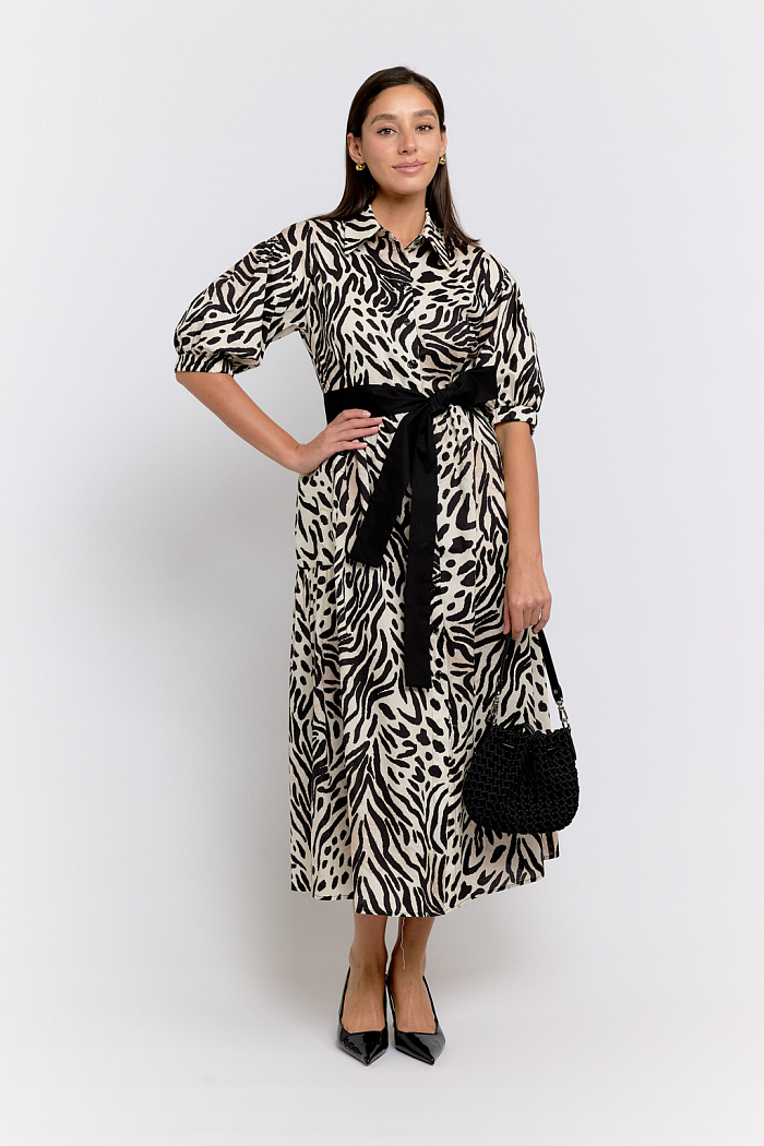 Платье длины миди на поясе контрастного  цвета с короткими объемными рукавами. Застежка на пуговицах.