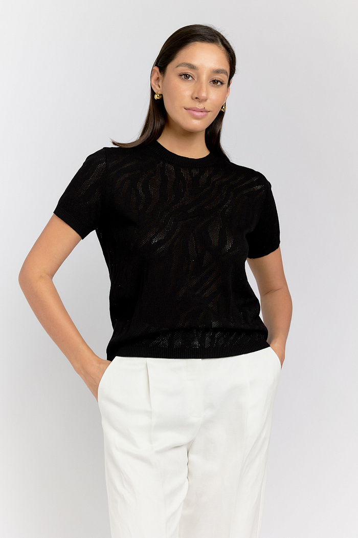 Джемпер вязаный с коротким рукавом прямого кроя.