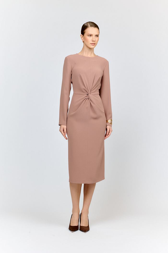 Изысканное платье длиной миди из матового крепа цвета капучино - готовый стильный образ. Декоративный перекрут - узел по центру по центру изделия обеспечивает полуприлегающий силуэт и создают заметный аутфит.