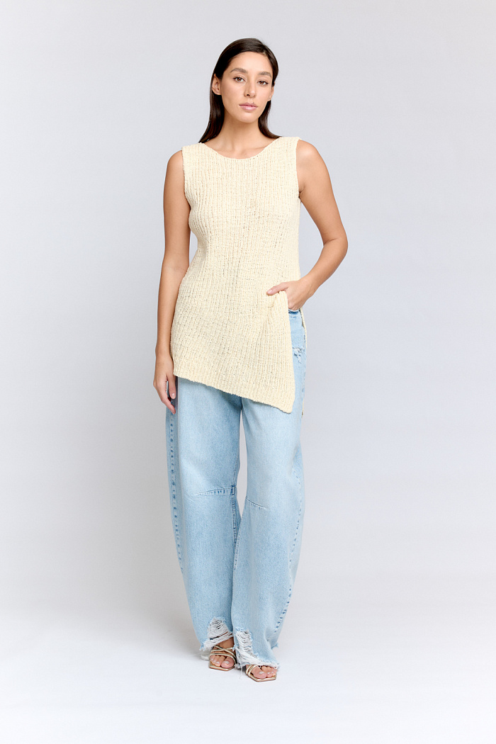 Майка с ассиметричным резом по низу.