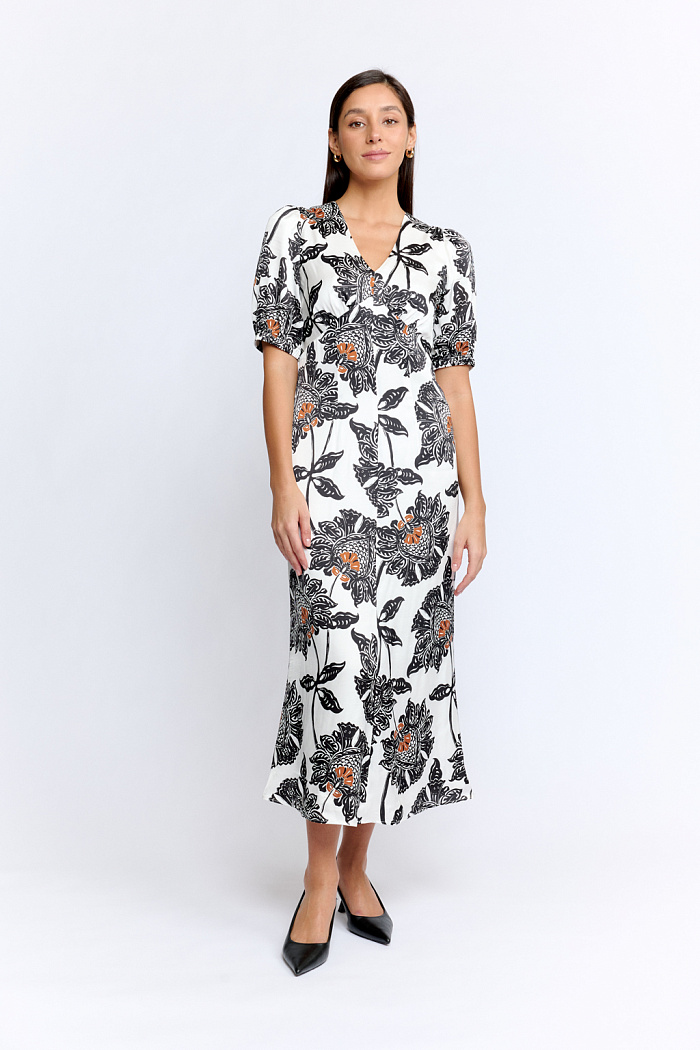 Платье, в стиле бохо с отрезной юбкой и с V-образным вырезом и коротким рукавом на резинке. Длина миди.