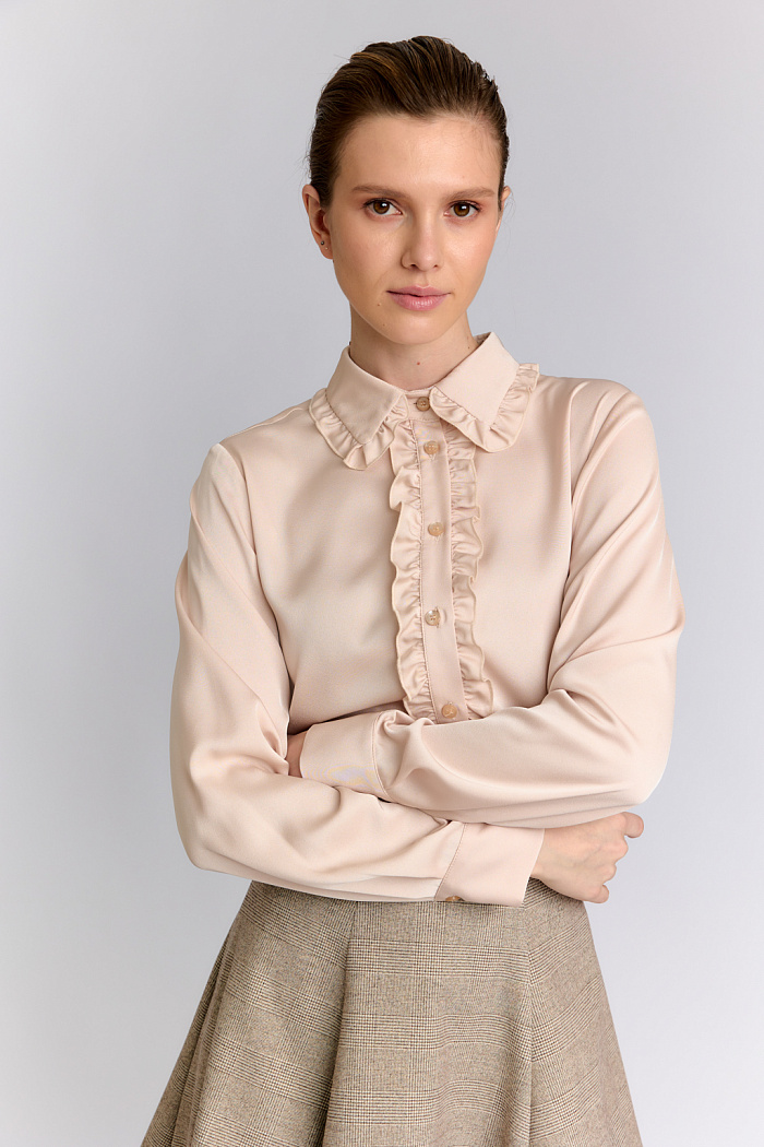 Блуза полуприлегающего силуэта с рюшами по планке и воротнику.