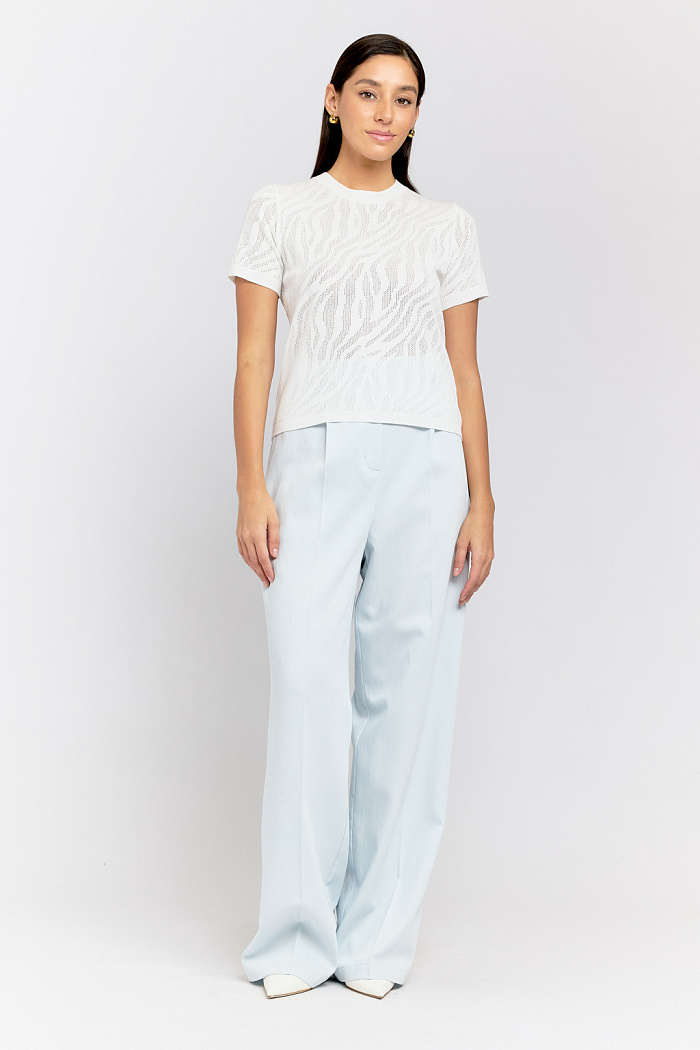 Джемпер вязаный с коротким рукавом прямого кроя.