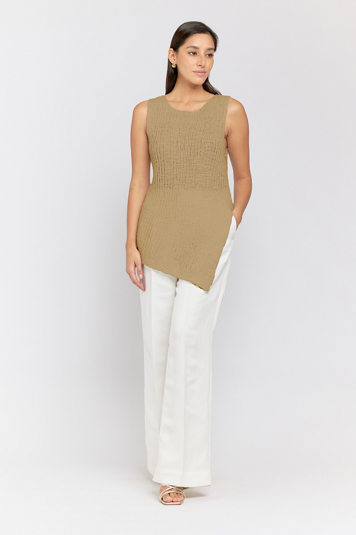 Майка с ассиметричным резом по низу.