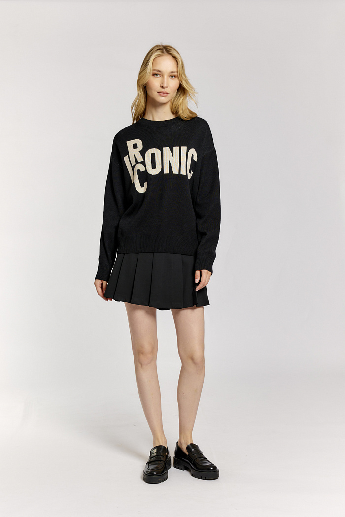 Джемпер со спущенной линии плеча прямого силуэта. Рукав стандартный длины. По полочке расположена надпись.