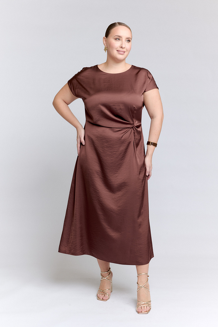 Платье полуприлегающего силуэта со спущенным плечом и декоративным узлом по талии.