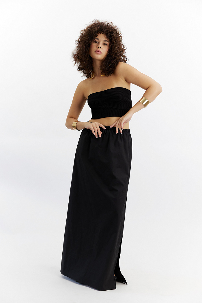 Юбка на резинке  свободного кроя с разрезами по бокам. Длина макси.