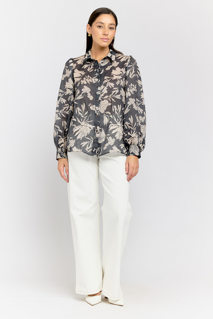 Блуза прямого кроя с длинным рукавом.