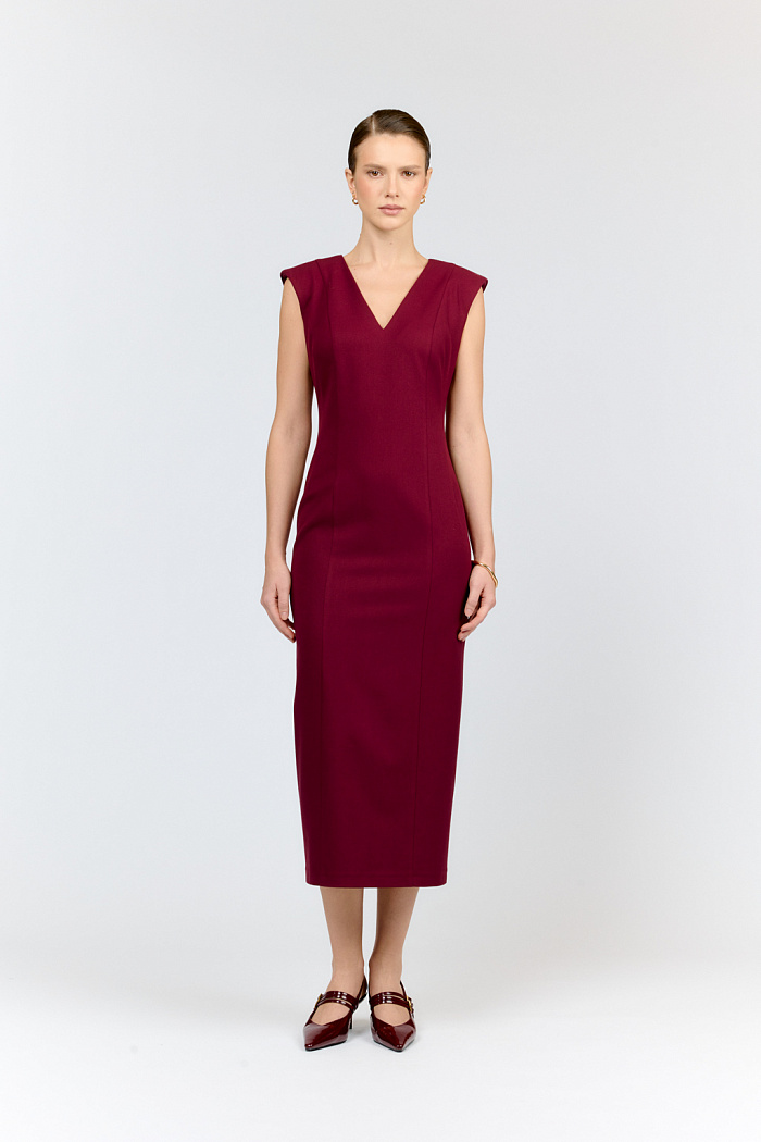Платье - футляр прилегающего силуэта в благородном темно-винном цвете — настоящая находка для разных случаев. V-образный вырез горловины изящно подчеркивает линию декольте, а широкие плечи с подплечниками создают элегантный силуэт, Длина миди делает модель универсальной.
Идеально подойдет для создания утонченного образа — будь то деловая встреча или торжественное событие. Благодаря продуманному крою оно комфортно сидит по фигуре и не стесняет движений.