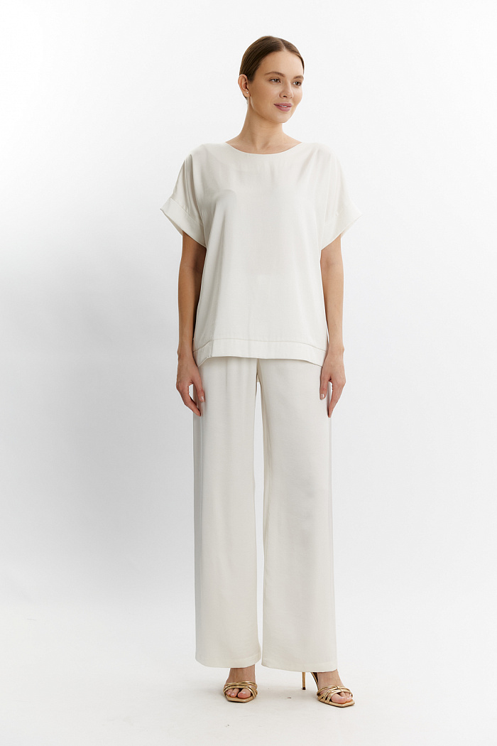 Брюки на резинке прямого кроя.