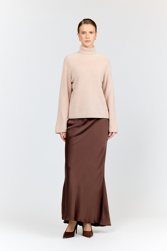 Джемпер оверсайз силуэта с высокой горловиной и широкими рукавами реглан