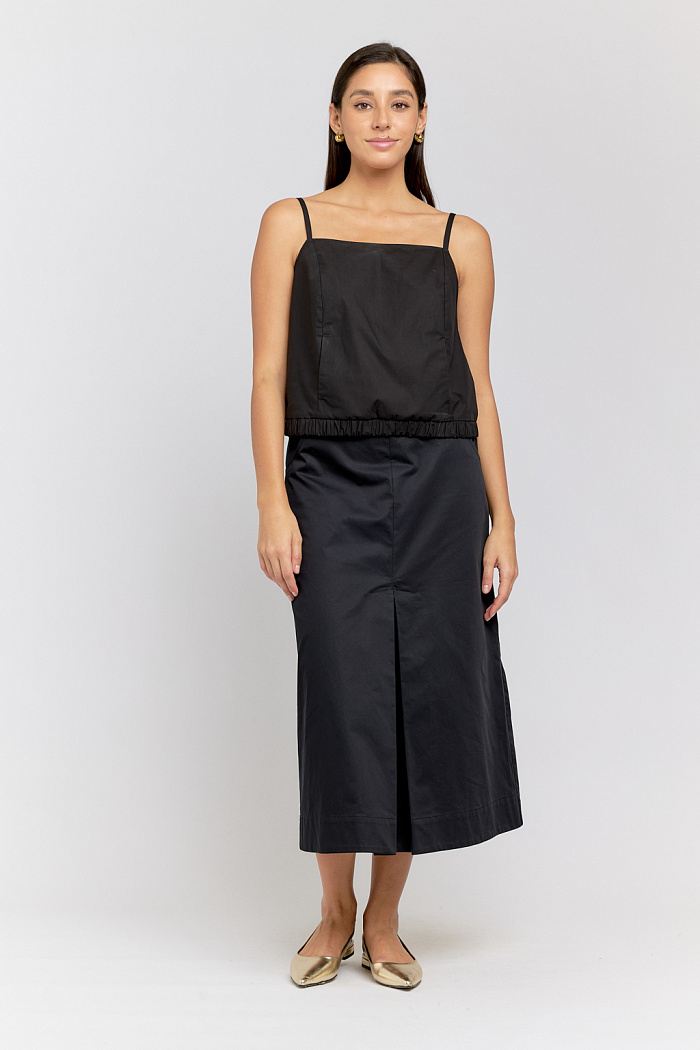 Жилет укороченный на бретелях с карманами кенгуру. По низу резинка.