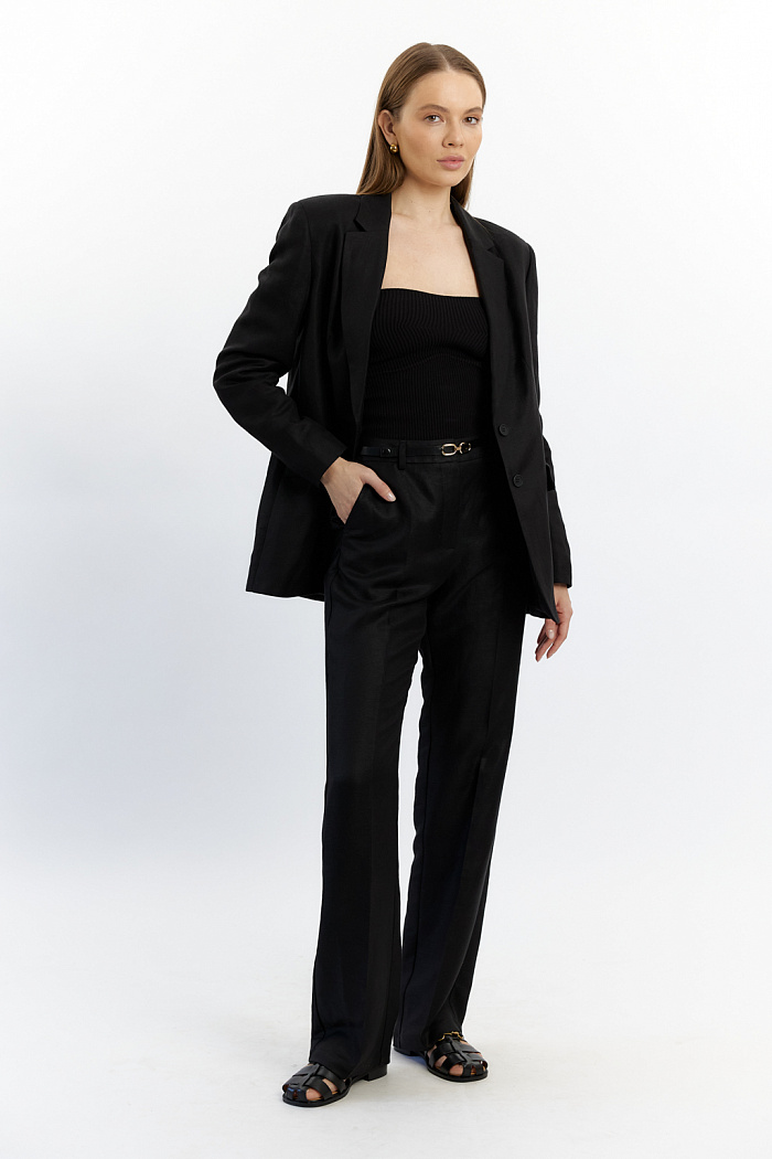 Жакет оверсайз с объемными плечами. Застежка на двух пуговицах. Длина до бедер.