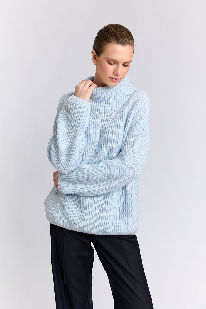 Джемпер с высоким горлом и спущенными рукавами