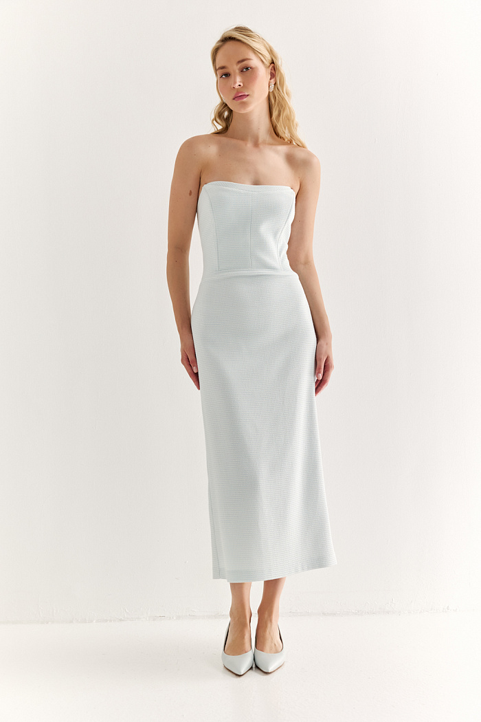 Корсетное платье со съёмными бретелями: соблазн в чистом силуэте. Это платье создано, чтобы подчеркнуть каждое движение. Конструкция с корсетной основой и фигурными рельефами формирует идеальный силуэт, акцентируя талию и плавные линии тела. Съёмные бретели позволяют трансформировать образ: от соблазнительного вечернего — до более классического и сдержанного. Приталенный силуэт, мягкий вырез и безупречная длина создают ощущение точности и утончённости. Идеально для особых событий, выходов, в которые хочется вложить больше, чем просто наряд. Платье, в котором вы не просто входите в комнату — вы задаёте настроение.