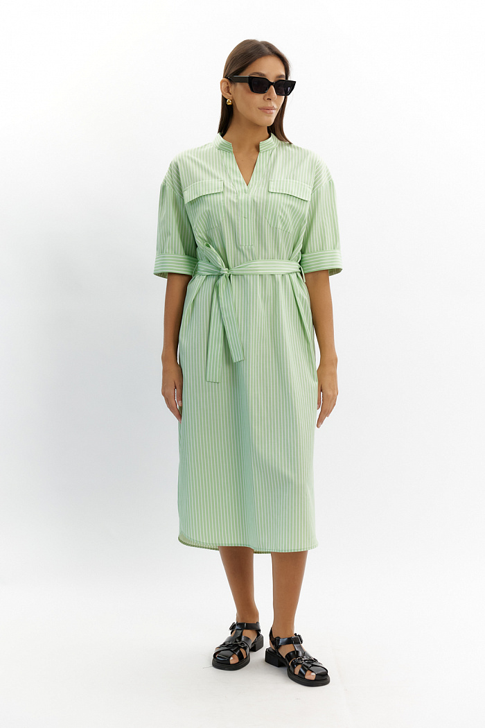 Платье-рубашка с иммитацией планки. Рукав полной длины на манжете. Пояс из основной ткани. На груди два накладных кармана.