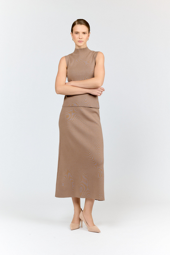 Топ прилегающего силуэта с воротником стойка