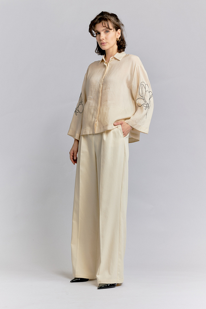 Блуза свободного кроя и рукавом 7/8. На рукавах вышивка "цветы".