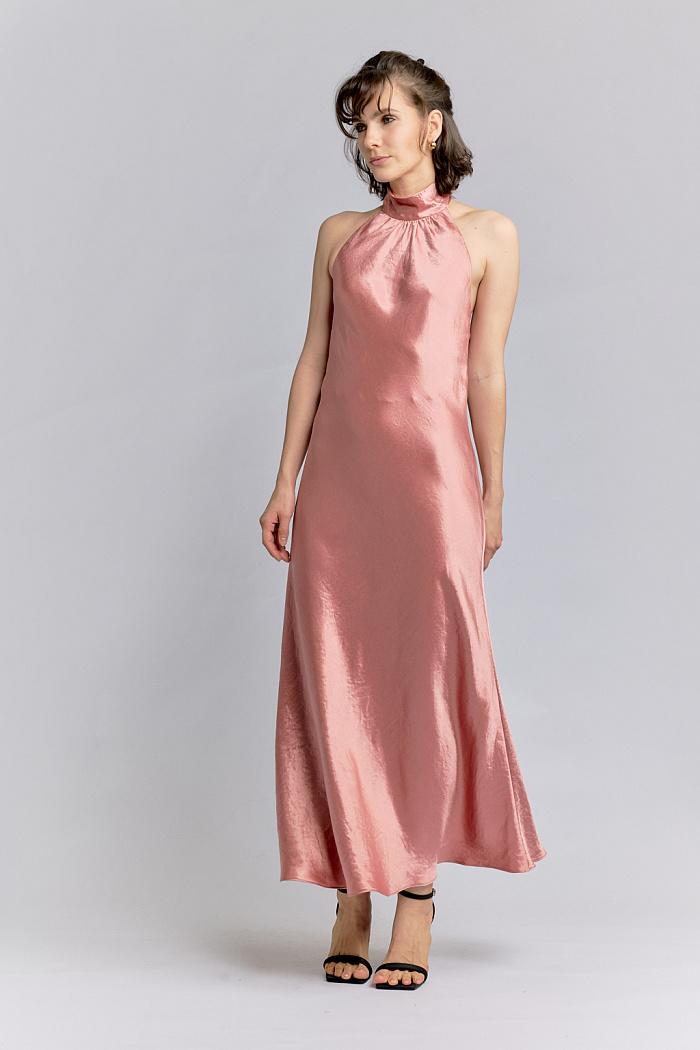 Изящное Платье с открытыми плечами и воротником стойкой, переходящим в длинные ленты на спине, в котором одновременно просто и роскошно. Шикарный вариант как для «красной дорожки», так и просто на вечерний коктейль или свидание. Выполнено из струящейся тяжелой плательной итальянской ткани с атласной фактурой.