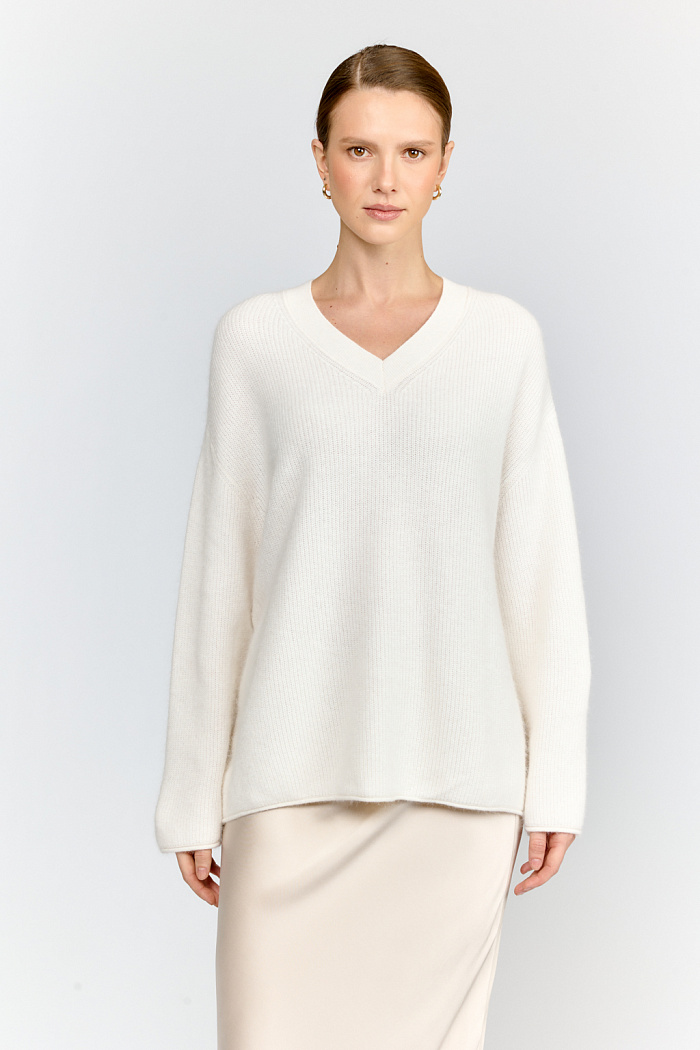 Джемпер с V-образным вырезом горловины длиной выше бедер