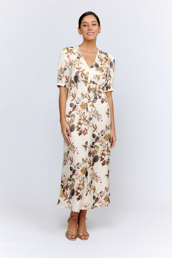 Платье, в стиле бохо с отрезной юбкой и с V-образным вырезом и коротким рукавом на резинке. Длина миди.