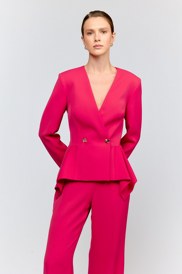 Интересный жакет в насыщенном ягодном цвете из матового крепа. Двубортная модель с V-образным вырезом и асимметричной баской создаёт современный силуэт. Элегантная баска подчёркивает талию и добавляет образу уникальности.