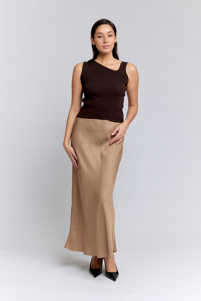 Топ с асимметричной горловиной приталенного силуэта.