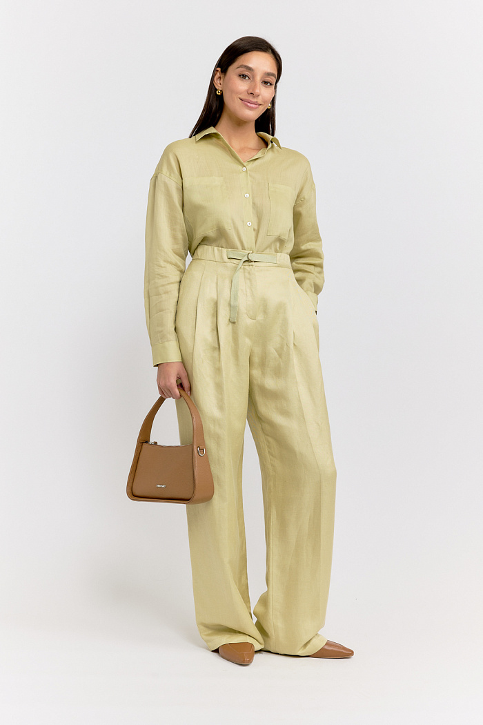 Брюки с защипами прямого объемного силуэта с двумя накладными карманами сзади.