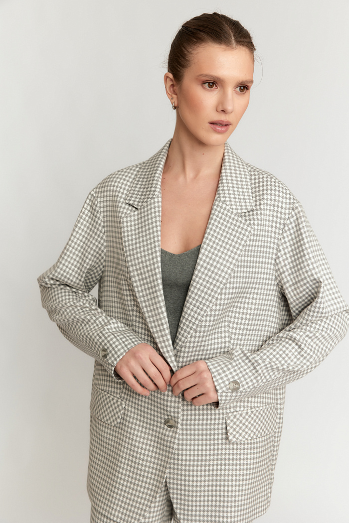 Жакет  оверсайз с застежкой на две пуговицы.