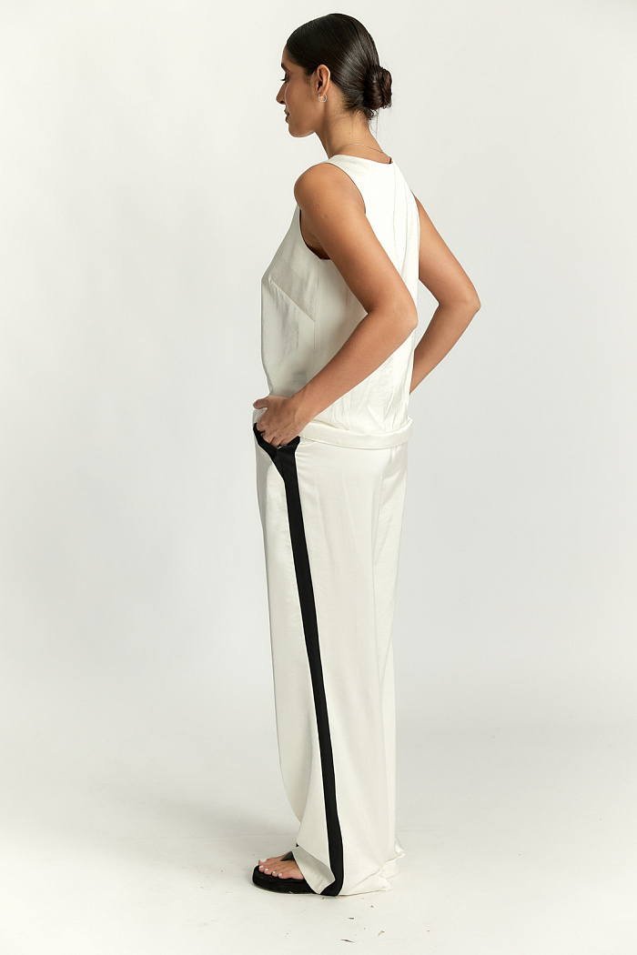 Брюки прямого кроя с контрастными лампасами. Застежка на молнию и пуговицу.