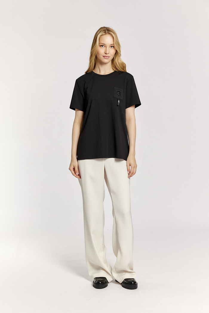 Футболка прямого силуэта с декором по груди.