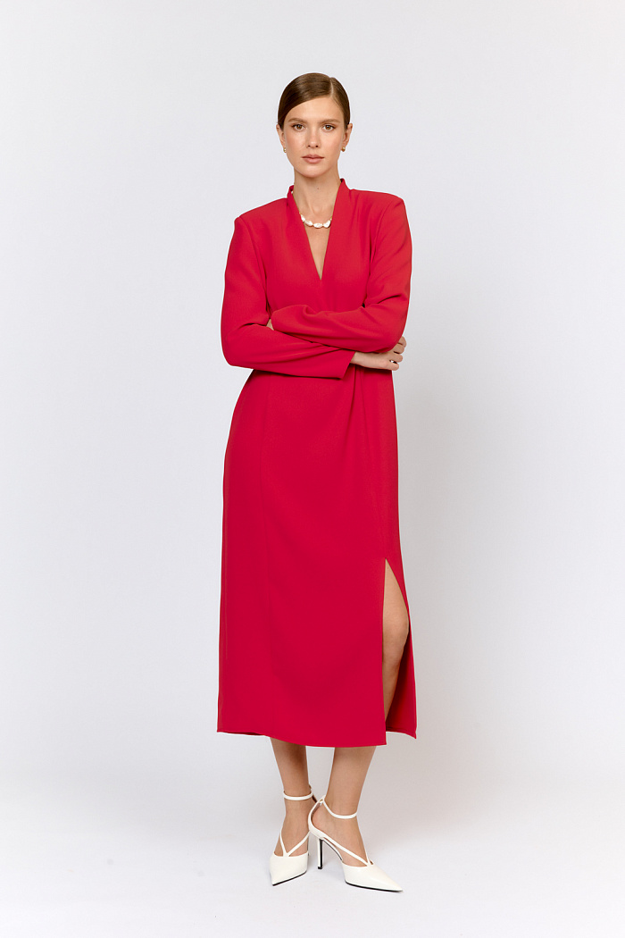 Платье полуприлегающего силуэта длиной миди с V-образным вырезом горловины и разрезом по центру ноги. Лаконичный крой , чистые линии, простая и изящная форма делают модель универсальной.   Преимущества ткани: премиальное качество из Кореи, где ткани проходят строгий контроль. Плотная, при этом легкая в уходе. Сохраняет безупречный внешний вид даже при активной эксплуатации. Полиэстер обеспечивает прочность, устойчивость к сминанию и деформации, способствует сохранению насыщенного цвета и формы после носки и стирки.