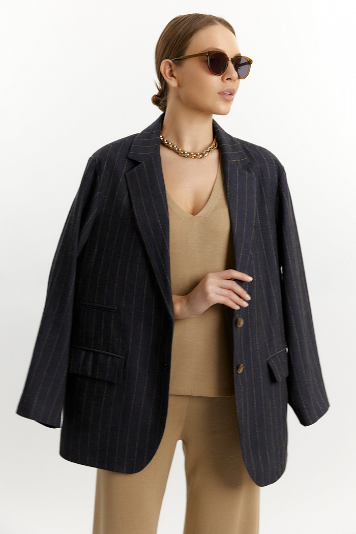 Оверсайз жакет  прямого силуэта с частичным подкладом, с застёжкой на две пуговицы, длиной чуть ниже бедер. Мягкая линия плеча, рукава стандартной длины. На правой полочке имется карман в рамку с декоративной биркой.