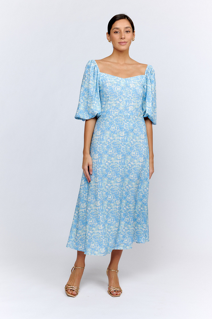 Платье длиной миди, с отрезной расклешенной юбкой, и фигурном вырезом горловины, рукавом на резинке.